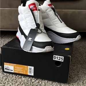 Sorel White and Black Puffy Zip Boots